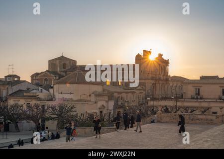 Noto, Siracusa, Sicilia, Italia: Tramonto sulla città barocca di noto dalla scalinata della Cattedrale di San Nicolò Foto Stock