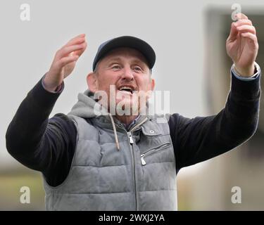 Eccles, Regno Unito. 31 agosto 2023. Il co-proprietario di sale Sharks Simon Orange saluta i tifosi dopo che durante la partita di Premiership Gallagher sale Sharks vs Exeter Chiefs al Salford Community Stadium, Eccles, Regno Unito, 31 marzo 2024 (foto di Steve Flynn/News Images) a Eccles, Regno Unito, il 31/8/2023. (Foto di Steve Flynn/News Images/Sipa USA) credito: SIPA USA/Alamy Live News Foto Stock