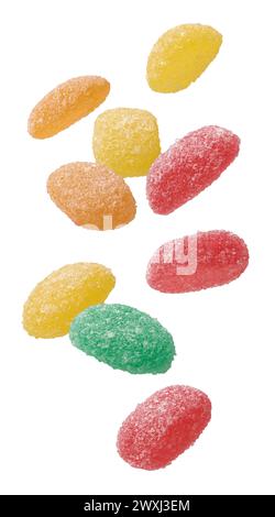 jujubes, confetteria di caramelle gommose e colorate al gusto di frutta con sfondo bianco isolato e cadente allungato Foto Stock