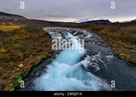 Paesaggio di Bruarfoss cascata in Islanda al tramonto. Bruarfoss famoso monumento naturale destinazione turistica e luogo. Viaggi e concetto naturale del Foto Stock