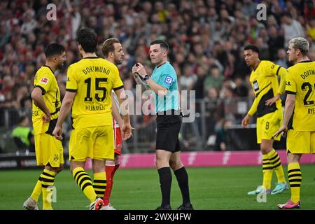 MONACO, Germania. , . Schiedsrichter, arbitro; HARM Osmers in una discussione con il 9 Harry KANE durante la partita di Bundesliga Football tra il Bayern Muenchen e il Borussia Dortmund, BVB, all'Allianz Arena di Monaco di Baviera il 30. Marzo 2024, Germania. DFL, Fussball, 0:2 (foto e copyright @ Jerry ANDRE/ATP Images) (ANDRE Jerry/ATP/SPP) credito: SPP Sport Press Photo. /Alamy Live News Foto Stock