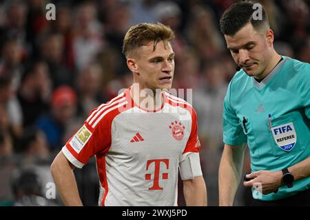 MONACO, Germania. , . Schiedsrichter, arbitro; HARM Osmers e Joshua KIMMICH #6 del Bayern durante la partita di Bundesliga Football tra FC Bayern Muenchen e Borussia Dortmund, BVB, all'Allianz Arena di Monaco di Baviera nel 30. Marzo 2024, Germania. DFL, Fussball, 0:2 (foto e copyright @ Jerry ANDRE/ATP Images) (ANDRE Jerry/ATP/SPP) credito: SPP Sport Press Photo. /Alamy Live News Foto Stock