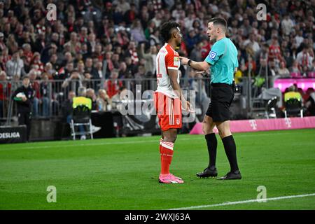 MONACO, Germania. , . Schiedsrichter, arbitro; HARM Osmers22 Ian MAATSEN e 11 Kingsley COMAN durante la partita di Bundesliga Football tra FC Bayern Muenchen e Borussia Dortmund, BVB, all'Allianz Arena di Monaco di Baviera il 30. Marzo 2024, Germania. DFL, Fussball, 0:2 (foto e copyright @ Jerry ANDRE/ATP Images) (ANDRE Jerry/ATP/SPP) credito: SPP Sport Press Photo. /Alamy Live News Foto Stock