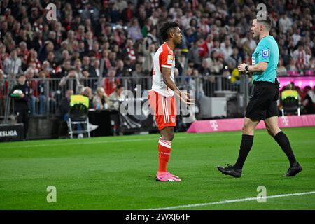 MONACO, Germania. , . Schiedsrichter, arbitro; HARM Osmers22 Ian MAATSEN e 11 Kingsley COMAN durante la partita di Bundesliga Football tra FC Bayern Muenchen e Borussia Dortmund, BVB, all'Allianz Arena di Monaco di Baviera il 30. Marzo 2024, Germania. DFL, Fussball, 0:2 (foto e copyright @ Jerry ANDRE/ATP Images) (ANDRE Jerry/ATP/SPP) credito: SPP Sport Press Photo. /Alamy Live News Foto Stock