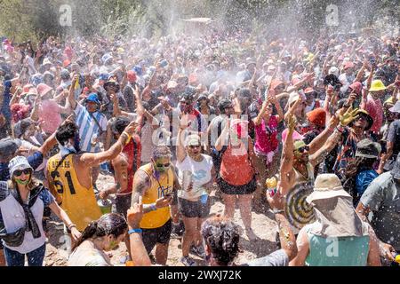 Carnival Revellers spruzzando schiuma al Carnevale annuale di Tilcara, provincia di Jujuy, Argentina. Foto Stock