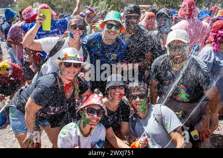 Carnival Revellers spruzzando schiuma al Carnevale annuale di Tilcara, provincia di Jujuy, Argentina. Foto Stock