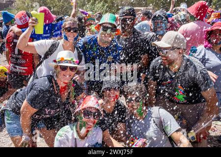 Carnival Revellers spruzzando schiuma al Carnevale annuale di Tilcara, provincia di Jujuy, Argentina. Foto Stock