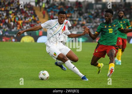 YAMOUSSOUKRO, COTE D'IVORE - 15 GENNAIO; Morgan Guilavogui della Guinea e Darlin Yongwa del Camerun durante la TotalEnergies Caf Africa Cup of Nation Foto Stock