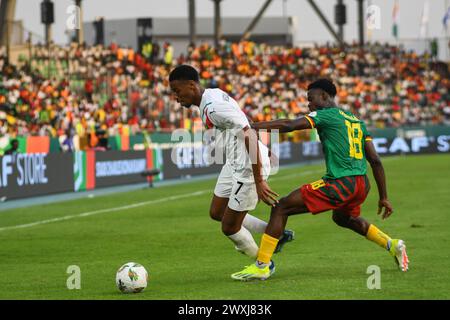 YAMOUSSOUKRO, COTE D'IVORE - 15 GENNAIO; Morgan Guilavogui della Guinea e Darlin Yongwa del Camerun durante la TotalEnergies Caf Africa Cup of Nation Foto Stock