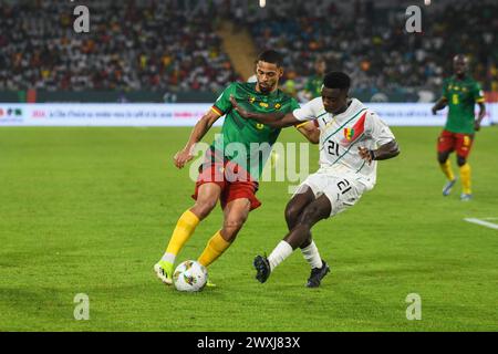 YAMOUSSOUKRO, COTE D'IVORE - 15 GENNAIO; Frank Magri del Camerun e Sekou Sylla della Guinea durante la TotalEnergies Caf Africa Cup of Nations (AFCO Foto Stock