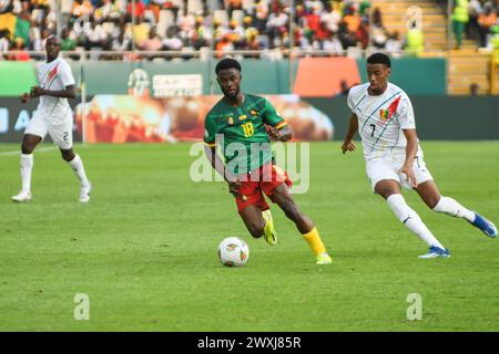 YAMOUSSOUKRO, COTE D'IVORE - 15 GENNAIO; Darlin Yagwa del Camerun e Morgan Guilavogui della Guinea durante la TotalEnergies Caf Africa Cup of Nations Foto Stock