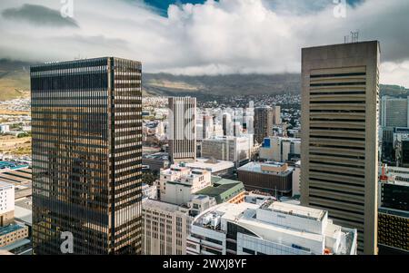 Una vista mozzafiato si dispiega mostrando lo skyline urbano di città del Capo, in Sud Africa, con la maestosa Table Mountain sullo sfondo Foto Stock