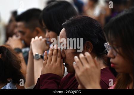 Nuova Delhi, India. 31 marzo 2024. NUOVA DELHI, INDIA - 31 MARZO: La gente ha partecipato alla preghiera di Santa messa la domenica di Pasqua presso la chiesa della cattedrale del Sacro cuore, il 31 marzo 2024 a nuova Delhi, India. Pasqua, chiamata anche Pascha o domenica della Resurrezione, è una festa cristiana e una festa culturale che commemora la risurrezione di Gesù dai morti, descritta nel nuovo Testamento come avvenuta il terzo giorno della sua sepoltura dopo la sua crocifissione da parte dei Romani al Calvario c. 30 d.c. (Foto di Arvind Yadav/Hindustan Times/Sipa USA ) crediti: SIPA USA/Alamy Live News Foto Stock