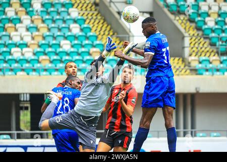 UYO, NIGERIA - MARZO 31; Ekerette Udom of Rivers United e Oussama Benbot della USM Alger durante la partita CAF Confederations Cup tra il Rivers United Foto Stock