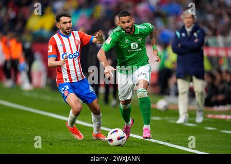 Girona, Spagna. 31 marzo 2024. William Jose (Real Betis) duelli per il pallone contro Ivan Martin (Girona FC) durante la partita di calcio della Liga tra Girona FC e Real Betis, allo Stadio Montilivi il 31 marzo 2024 a Girona, Spagna. Foto: Siu Wu credito: dpa/Alamy Live News Foto Stock