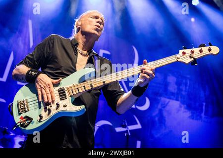 Billy Sheehan si esibisce dal vivo a Londra con Mr Big nel marzo 2024 Foto Stock