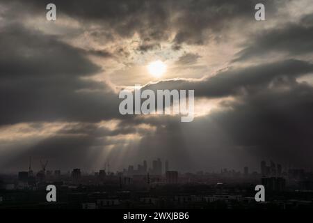 Londra, Regno Unito. 31 marzo 2024. Meteo nel Regno Unito: La luce serale porta i raggi del sole che si infrangono sul paesaggio della città, terminando la domenica di Pasqua. Crediti: Guy Corbishley/Alamy Live News Foto Stock