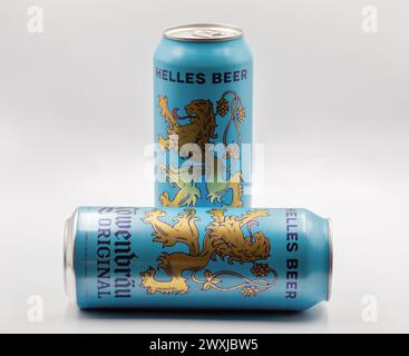 Kiev, Ucraina - 01 aprile 2023: Studio fotografico di Wolters Pils lattine di birra tedesca primo piano su bianco. Lowenbrau è un birrificio fondato a Monaco intorno al 1° anno Foto Stock