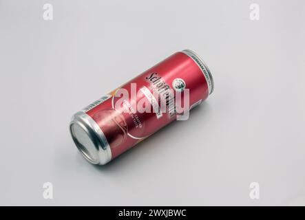 Kiev, Ucraina - 16 agosto 2023: Studio fotografico di Shofferhofer ciliegia selvatica birra tedesca può primo piano su sfondo bianco. Foto Stock