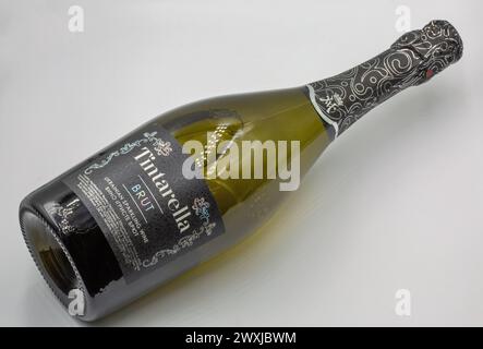 Kiev, Ucraina - 18 agosto 2023: Studio fotografico di Tintarella brut Villa tinta ucraino primo piano di una bottiglia di vino frizzante su sfondo bianco. Foto Stock