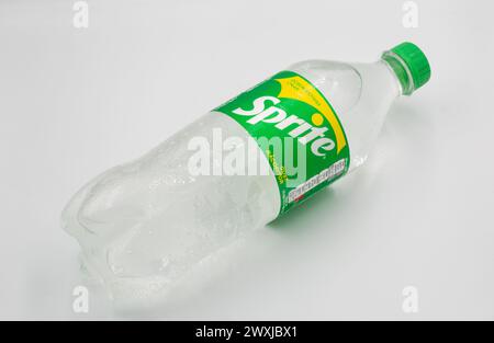 Kiev, Ucraina - 16 settembre 2023: Sprite limone lime dolce bevanda analcolica in una bottiglia di plastica ravvicinata su sfondo bianco. Sprite è una marca di frutta Foto Stock