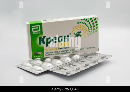 Kiev, Ucraina - 29 marzo 2024: Creon pancreatin 10000 farmaco di Abbott per insufficienza esocrina pancreatica che può essere causata da pancreatiti cronici Foto Stock