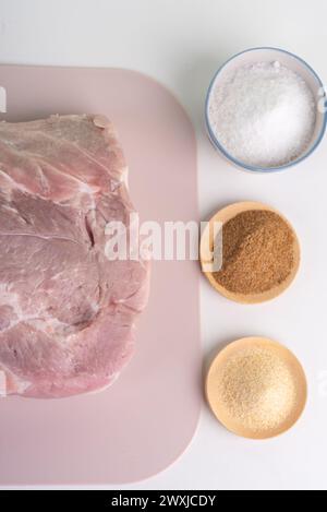 Vista ravvicinata della carne cruda e dei condimenti di carne. Preparazione degli alimenti. Foto Stock