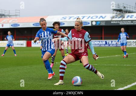 Londra, Regno Unito. 31 marzo 2024. Londra, Inghilterra, 31 marzo 2024: Shelina Zadorsky (14 West Ham United) libera la palla mentre riceve pressione da Julia Olme (10 Brighton & Hove Albion) durante la partita di fa Womens Super League tra West Ham United e Brighton & Hove Albion al Chigwell Construction Stadium di Londra, Inghilterra. (Alexander Canillas/SPP) credito: SPP Sport Press Photo. /Alamy Live News Foto Stock