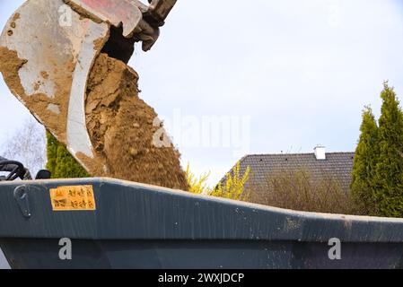 Benna di Un retroescavatore per lo scarico del terreno nella vaschetta di ribaltamento - primo piano Foto Stock