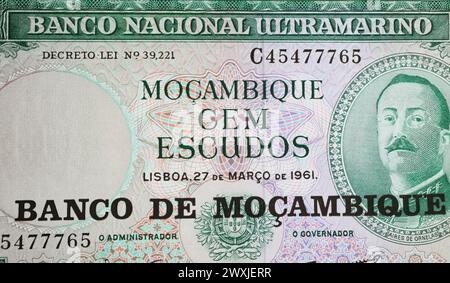 Vecchio Mozambico 100 Escudos banconota in valuta del Mozambico utilizzata fino al 1980 (focalizzazione sul centro) Foto Stock