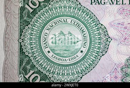 Sigillo del Banco National Ultramarino portoghese sul Mozambico banconota da 100 Escudos degli anni '60 (focalizzazione sul centro) Foto Stock