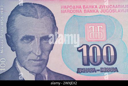Ritratto dell'inventore serbo Nikola Tesla sulla banconota commemorativa della valuta della Jugoslavia del 100 Dinara (focalizzazione sul centro) Foto Stock