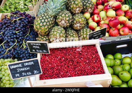 Vivace mercato di frutta e verdura con raccolto fresco e colorato a Copenhagen, Danimarca Foto Stock