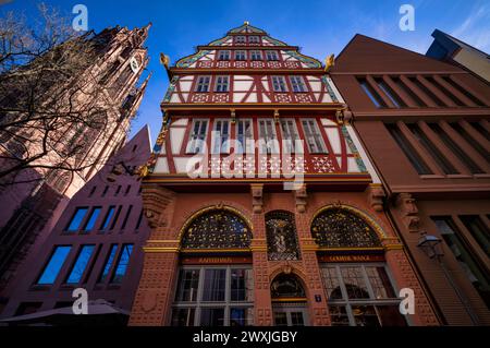 Goldene Waage Coffee House, una casa rinascimentale ricostruita in legno, accanto alla cattedrale di San Bartolomeo, alla torre, a Francoforte sul meno, in Assia Foto Stock