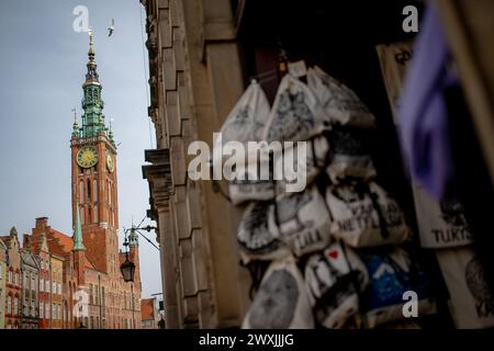 Danzica, Polonia. 31 marzo 2024. Vista sul municipio principale di Danzica. Il bel tempo e l'aria calda attiravano folle di persone che camminavano all'aperto. (Foto di Mateusz Slodkowski/SOPA Images/Sipa USA) credito: SIPA USA/Alamy Live News Foto Stock