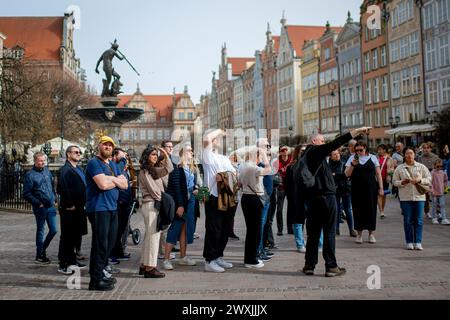 Danzica, Polonia. 31 marzo 2024. Una vista della Fontana del Nettuno al mercato lungo di Danzica. Il bel tempo e l'aria calda attiravano folle di persone che camminavano all'aperto. (Foto di Mateusz Slodkowski/SOPA Images/Sipa USA) credito: SIPA USA/Alamy Live News Foto Stock