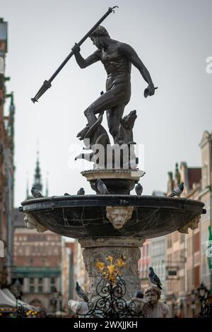 Danzica, Polonia. 31 marzo 2024. Una vista della Fontana del Nettuno al mercato lungo di Danzica. Il bel tempo e l'aria calda attiravano folle di persone che camminavano all'aperto. (Foto di Mateusz Slodkowski/SOPA Images/Sipa USA) credito: SIPA USA/Alamy Live News Foto Stock