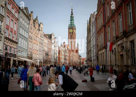 Danzica, Polonia. 31 marzo 2024. Una vista del Municipio principale e della via Dluga a Danzica piena di gente. Il bel tempo e l'aria calda attiravano folle di persone che camminavano all'aperto. (Credit Image: © Mateusz Slodkowski/SOPA Images via ZUMA Press Wire) SOLO PER USO EDITORIALE! Non per USO commerciale! Foto Stock