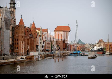 Danzica, Polonia. 31 marzo 2024. Vista sul fiume Motlawa e sulla Gru di Danzica a Danzica. Il bel tempo e l'aria calda attiravano folle di persone che camminavano all'aperto. (Credit Image: © Mateusz Slodkowski/SOPA Images via ZUMA Press Wire) SOLO PER USO EDITORIALE! Non per USO commerciale! Foto Stock