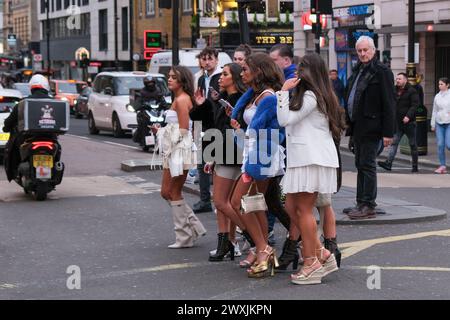 Londra, Regno Unito, 31 marzo 2024. I giovani viaggiatori attraversano il West End I visitatori si godono il lungo weekend di Pasqua a Leicester Square, mentre gli orologi si fanno avanti e le sere più leggere ritornano. Credito: Fotografia dell'undicesima ora/Alamy Live News Foto Stock