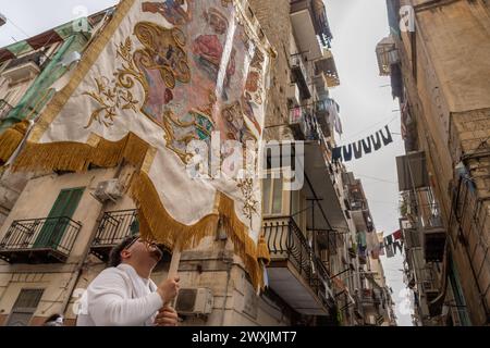 Napoli, Italia, 31 marzo 2024. Sfilate della domenica di Pasqua per le stradine di Napoli. Crediti: Haydn Denman/Alamy Live News Foto Stock