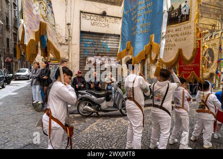 Napoli, Italia, 31 marzo 2024. Sfilate della domenica di Pasqua per le stradine di Napoli. Crediti: Haydn Denman/Alamy Live News Foto Stock