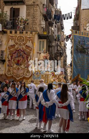 Napoli, Italia, 31 marzo 2024. Sfilate della domenica di Pasqua per le stradine di Napoli. Crediti: Haydn Denman/Alamy Live News Foto Stock