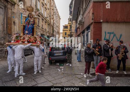 Napoli, Italia, 31 marzo 2024. Sfilate della domenica di Pasqua per le stradine di Napoli. Crediti: Haydn Denman/Alamy Live News Foto Stock