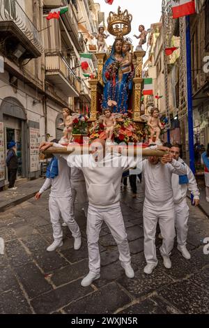 Napoli, Italia, 31 marzo 2024. Sfilate della domenica di Pasqua per le stradine di Napoli. Crediti: Haydn Denman/Alamy Live News Foto Stock