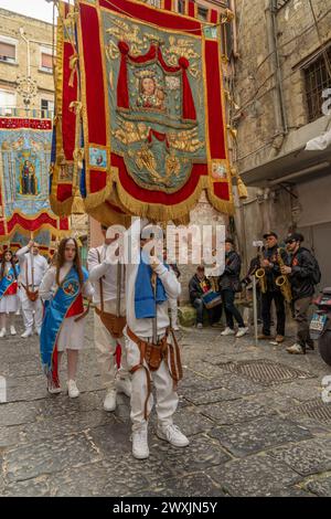 Napoli, Italia, 31 marzo 2024. Sfilate della domenica di Pasqua per le stradine di Napoli. Crediti: Haydn Denman/Alamy Live News Foto Stock