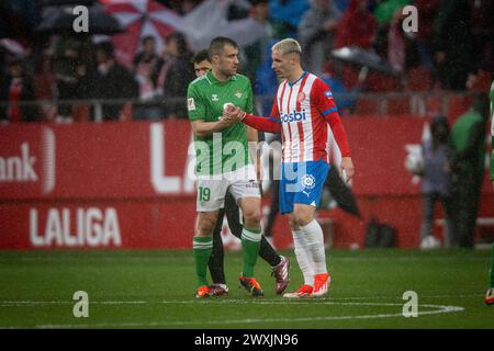 Girona, Spagna. 31 marzo 2024. Valery (Girona FC) e Sokratis (Betis) durante una partita della Liga EA Sports tra Girona FC e Real Betis all'Estadio Municipal de Montilivi, a Girona, Spagna, il 31 marzo 2024. Foto di Felipe Mondino/Sipa USA credito: SIPA USA/Alamy Live News Foto Stock