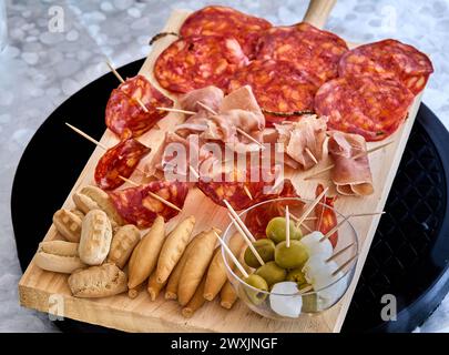 Selezione di salumi deluxe con olive e crocchette Foto Stock