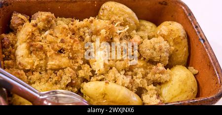 Bacalhau portoghese tradizionale a Bras in piatto di argilla. Concetto di cucina culturale Foto Stock