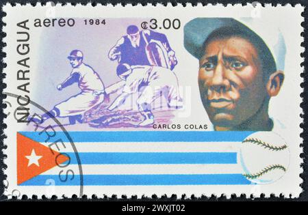 Francobollo cancellato stampato dal Nicaragua, che mostra il giocatore di baseball Carlos Colas, circa 1984. Foto Stock